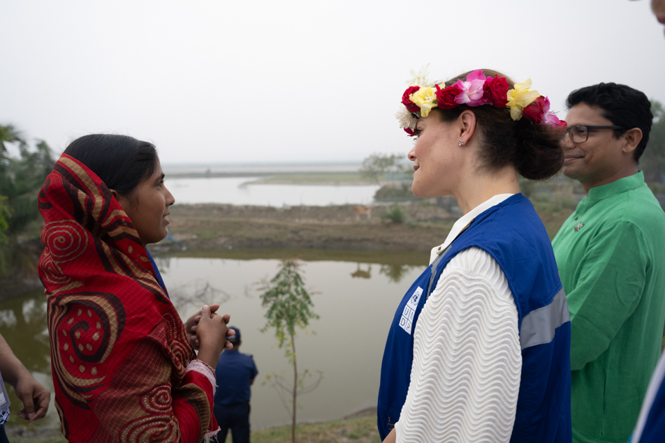 Kronprinsessan i samtal med lokalbefolkningen i Khulna.