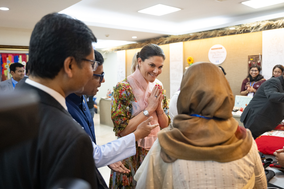 Kronprinsessan samtalar med deltagare vid evenemang om digital utveckling i Bangladesh.