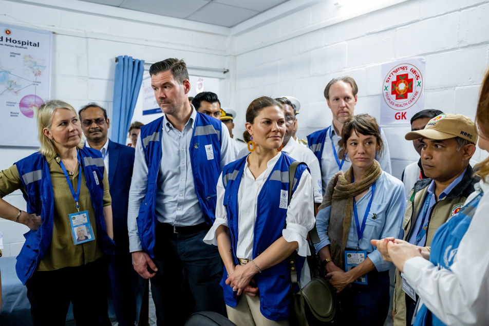 Kronprinsessan och statsrådet Johan Forssell tillsammans med representanter från UNDP besöker ett hälsocenter på flyktinglägret på ön Bhasan Char.