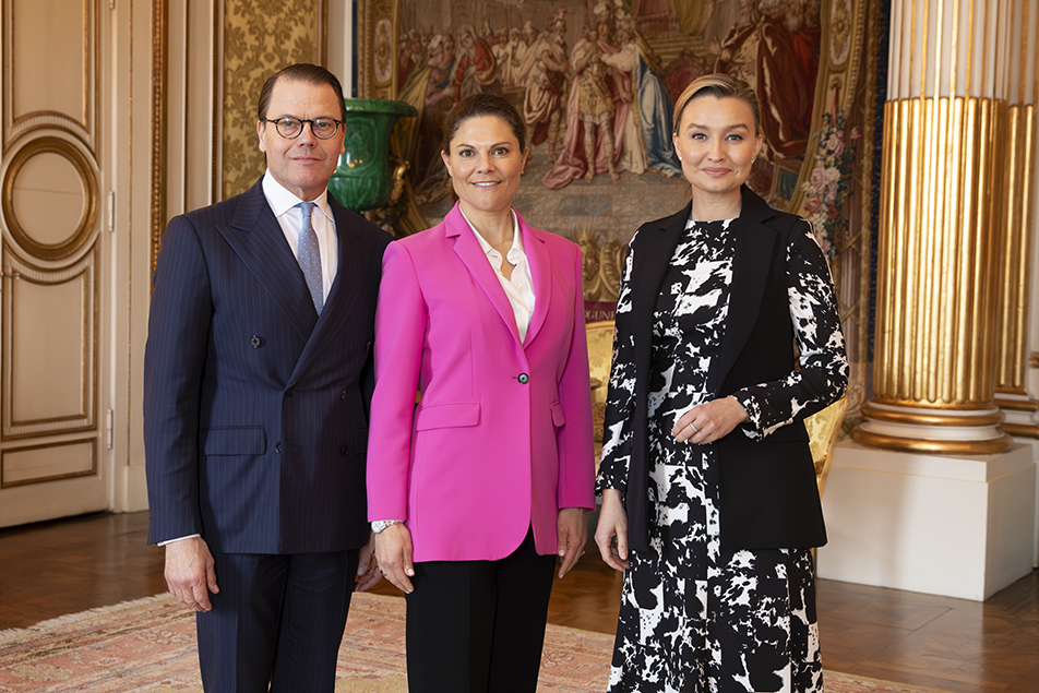 Kronprinsessparet tillsammans med statsrådet Ebba Busch i Prins Bertil våning på Kungl. Slottet.